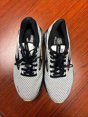 Brooks Women’s white and Black Glycerin-Style 22 Running Shoes size 7 medium B